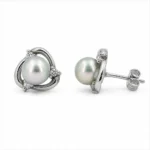 Cercei stud din aur alb cu perle Akoya de 5 mm și diamante naturale