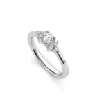 Inel de Logodna Trilogy cu Diamant Briliant si Grupuri de Diamante – IKA019