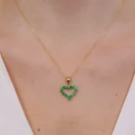 Pandantiv în Forma de Inimă din Aur Galben cu Smaralde Naturale cod PKA002